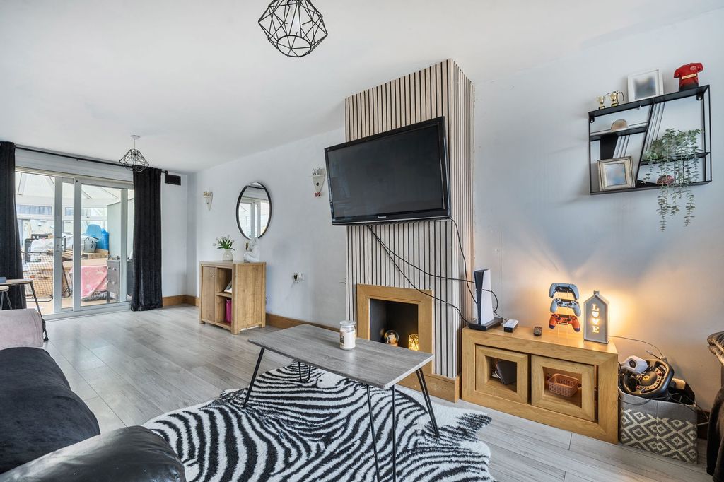 Property photo 3 of 21