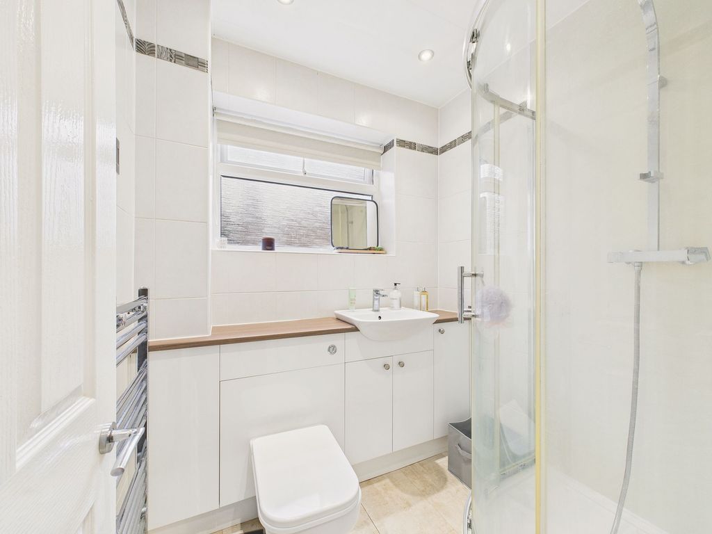 Property photo 3 of 11 Bathroom