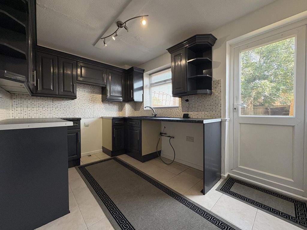 Property photo 3 of 11 Kitchen