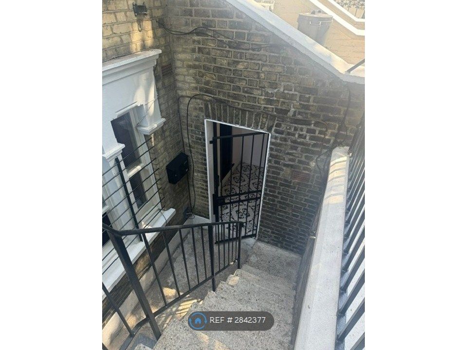 Property photo 3 of 18 Entrance
