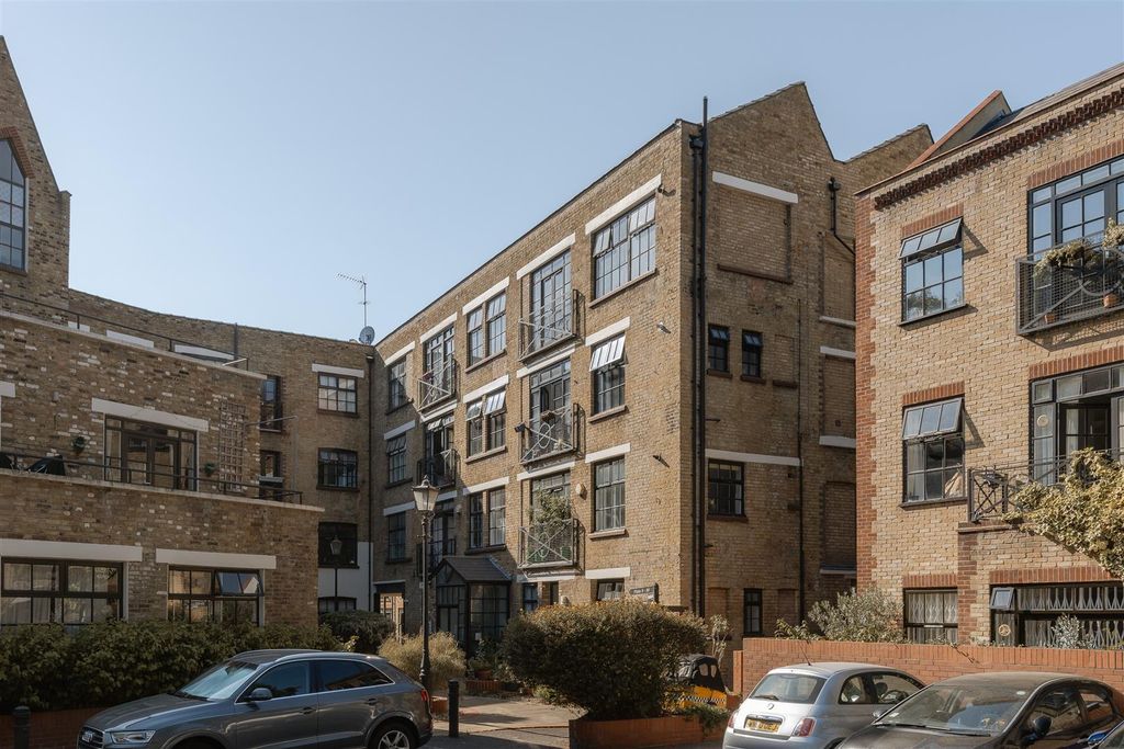 Property photo 1 of 31 Colvestone Crescent, E8