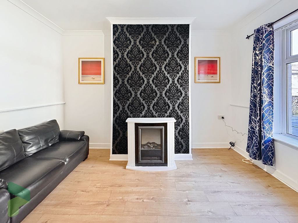 Property photo 3 of 17 Living Room