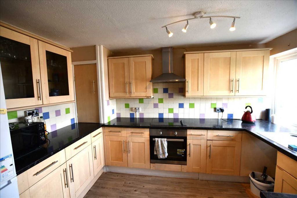 Property photo 3 of 7 Kitchen