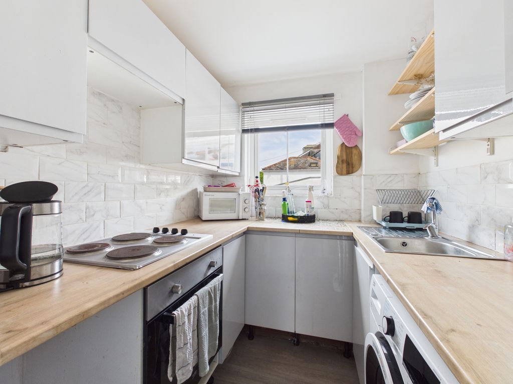 Property photo 2 of 7 Kitchen