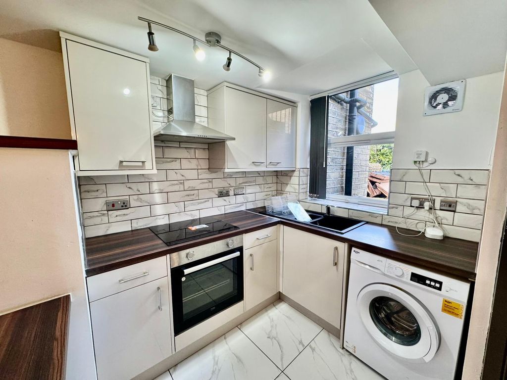 Property photo 2 of 9 Kitchen 1