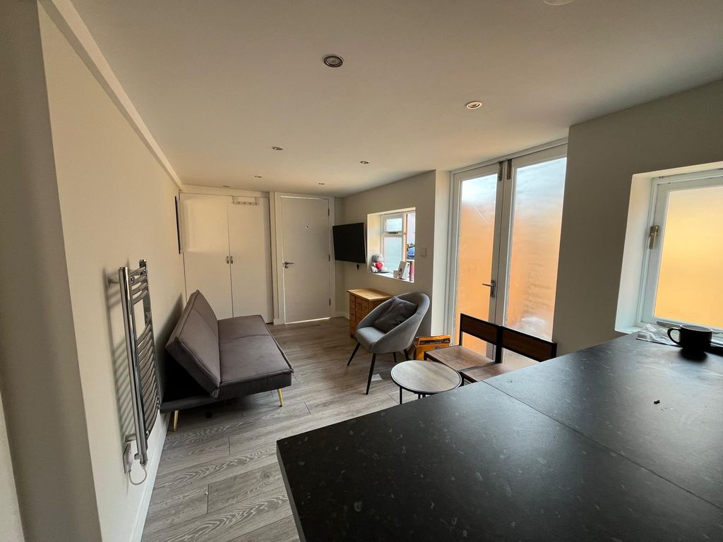 Property photo 2 of 8 233B4d5B-4893-4B19-8156-d6d0759Ac232