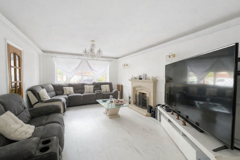 Property photo 3 of 19 Sitting Room
