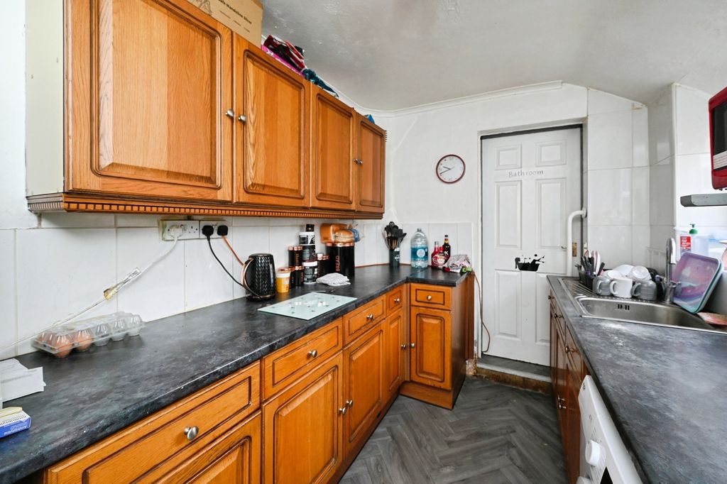 Property photo 3 of 16 Kitchen