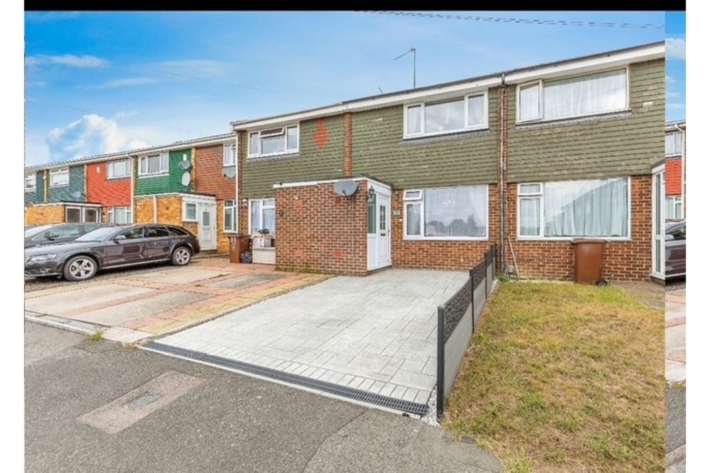 Property photo 3 of 17 Driveway