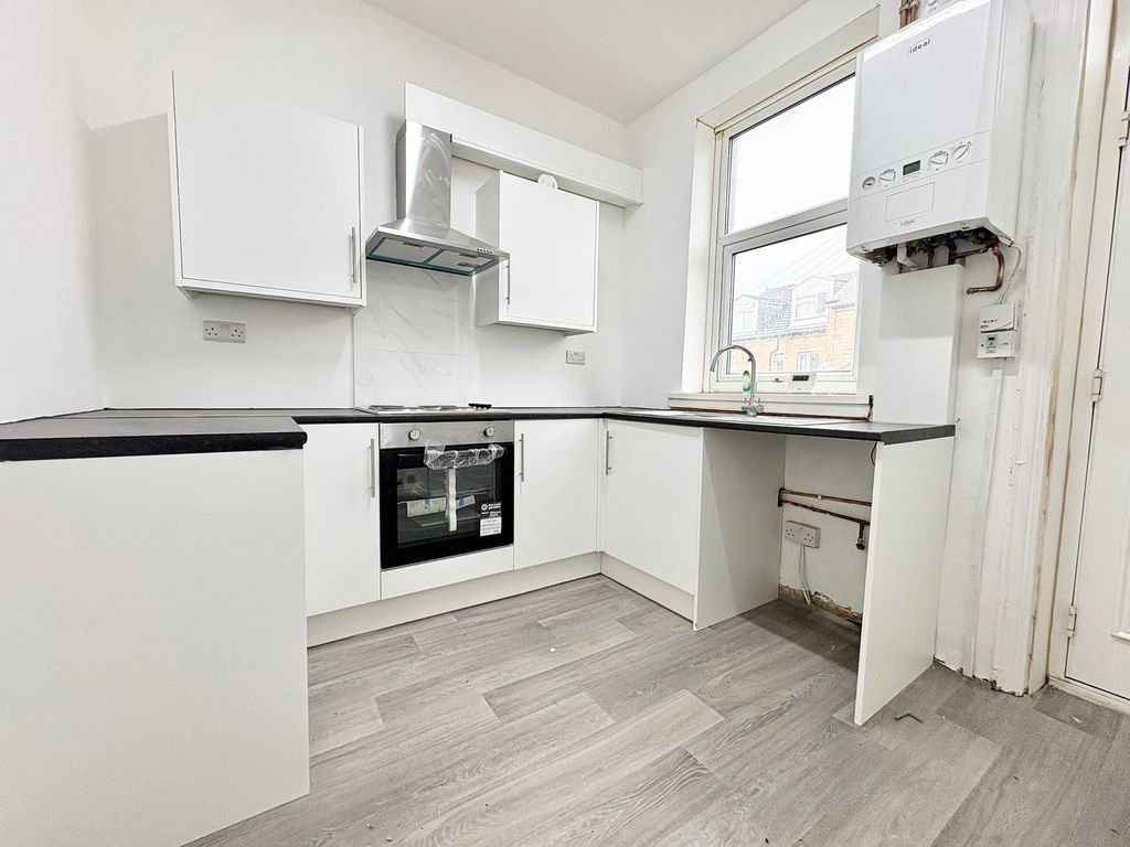 Property photo 2 of 10 Kitchen