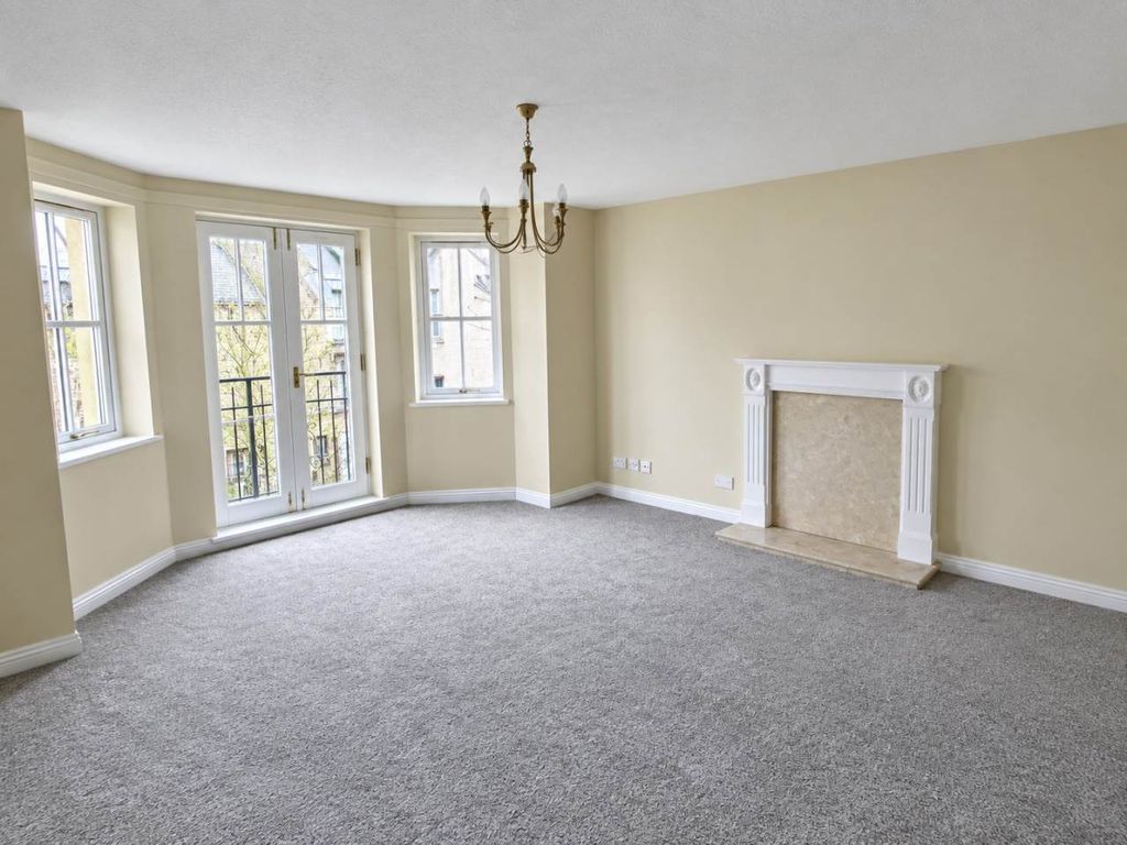 Property photo 3 of 11 Lounge 2