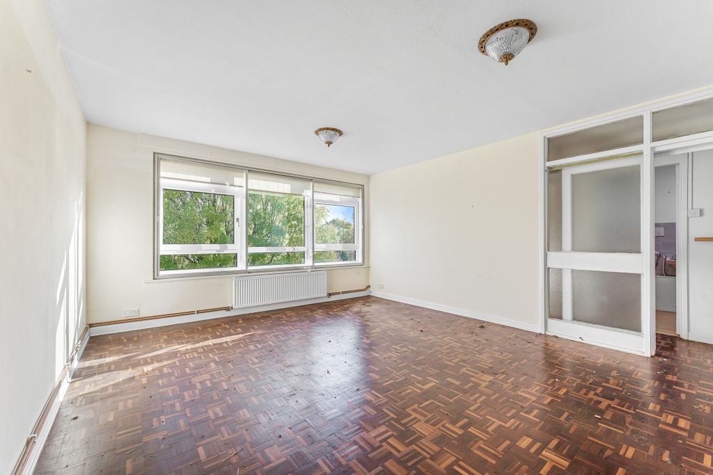 Property photo 3 of 10 7 Parkview-10