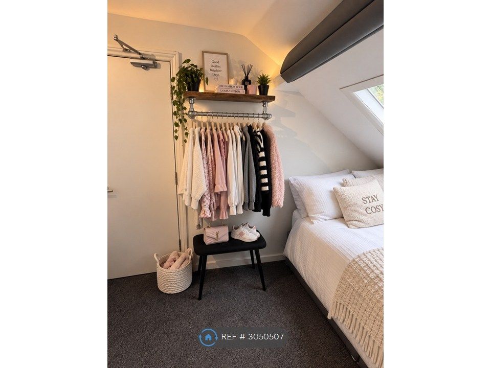 Property photo 3 of 11 Room 3 Hanging Unit By Double Bed