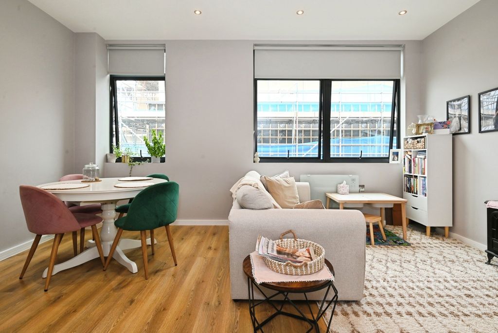 Property photo 3 of 19 Pbox-Img.Jpg