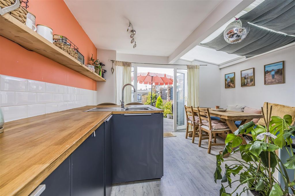 Property photo 2 of 23 44 Alver Road, Fratton-Porticomarketing-Soldby-18.