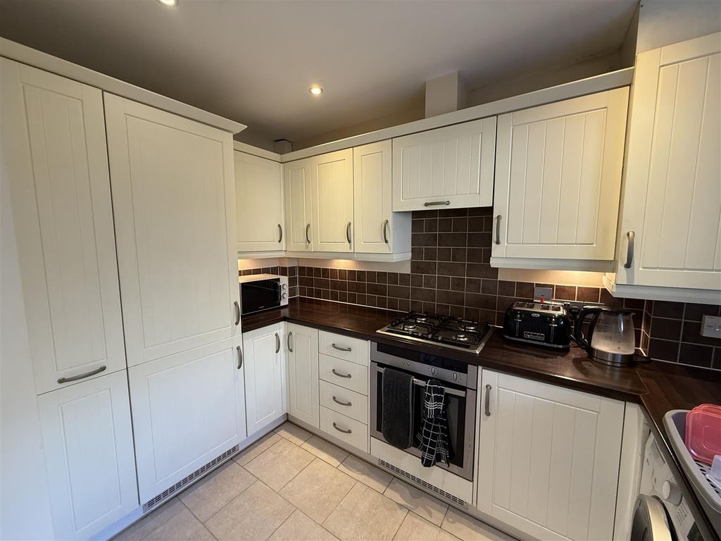 Property photo 3 of 14 Kitchen