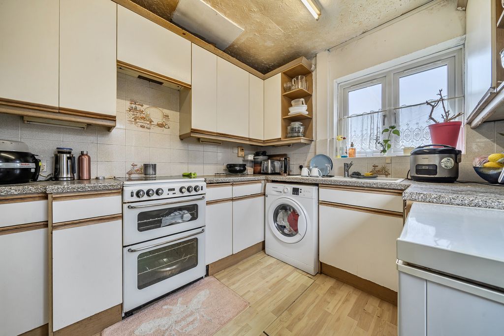 Property photo 3 of 11 Kitchen