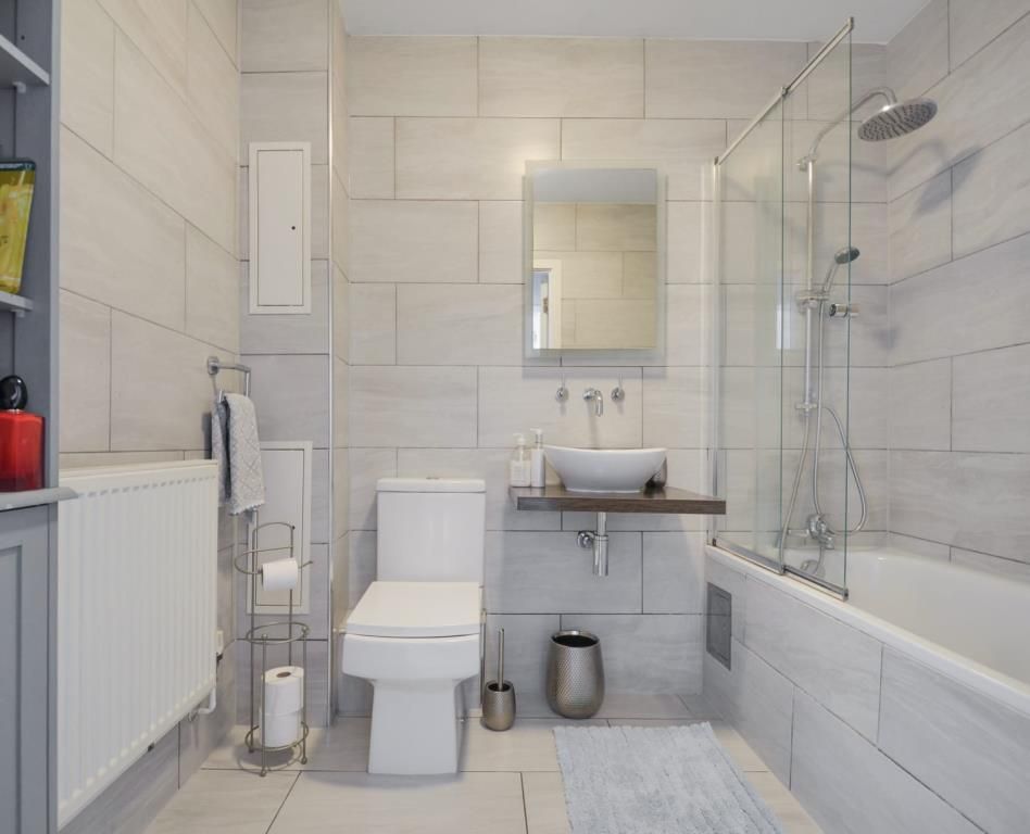 Property photo 2 of 12 Bathroom