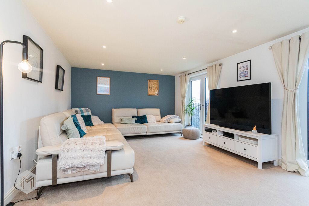 Property photo 2 of 33 Picture No. 24