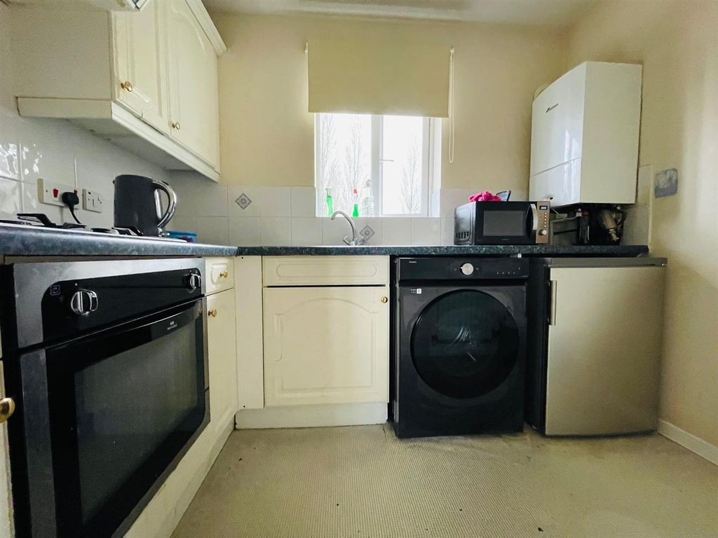 Property photo 3 of 7 Kitchen