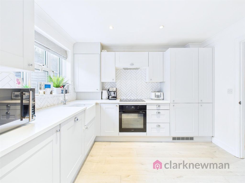 Property photo 3 of 17 Kitchen