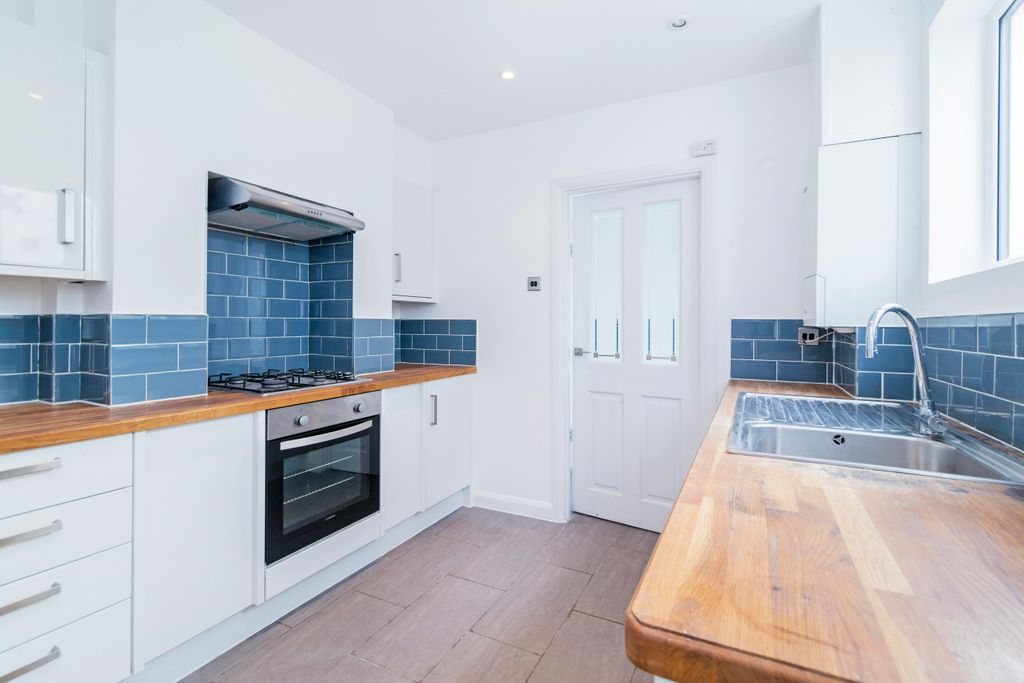 Property photo 3 of 9 Kitchen