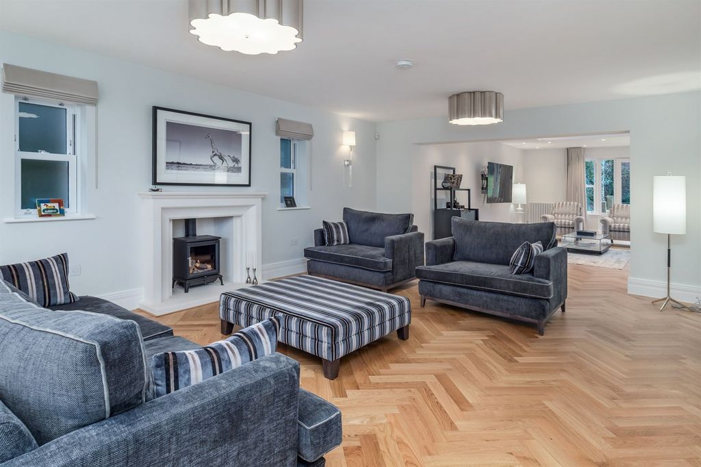 Property photo 2 of 31 Formal Lounge