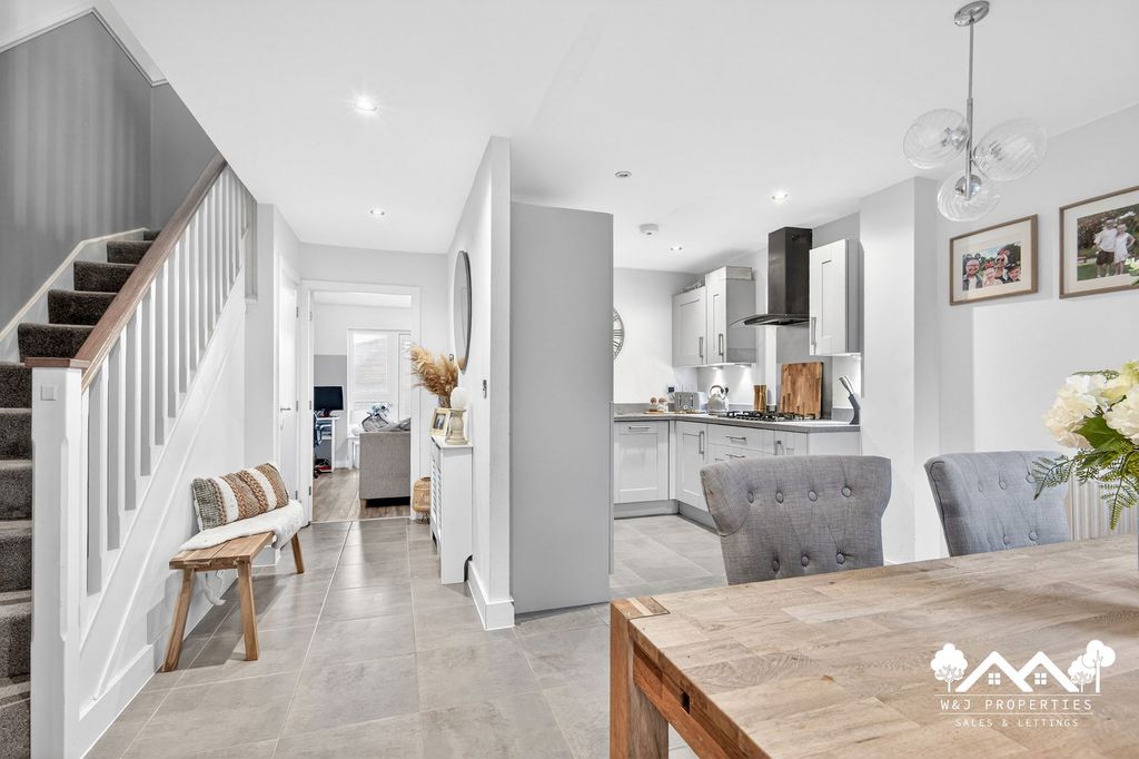 Property photo 2 of 32