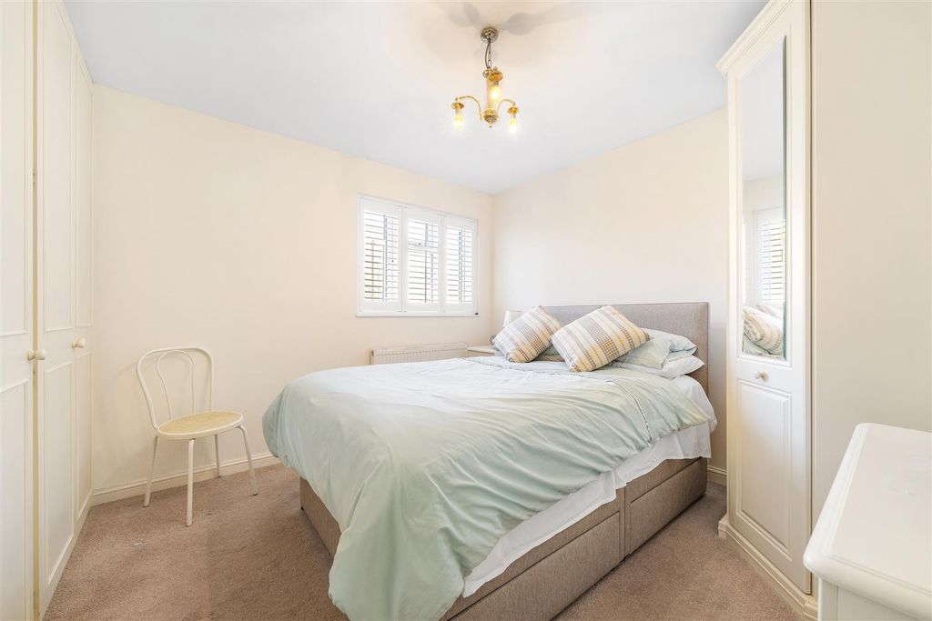 Property photo 3 of 11 Byron Close-8.Jpg