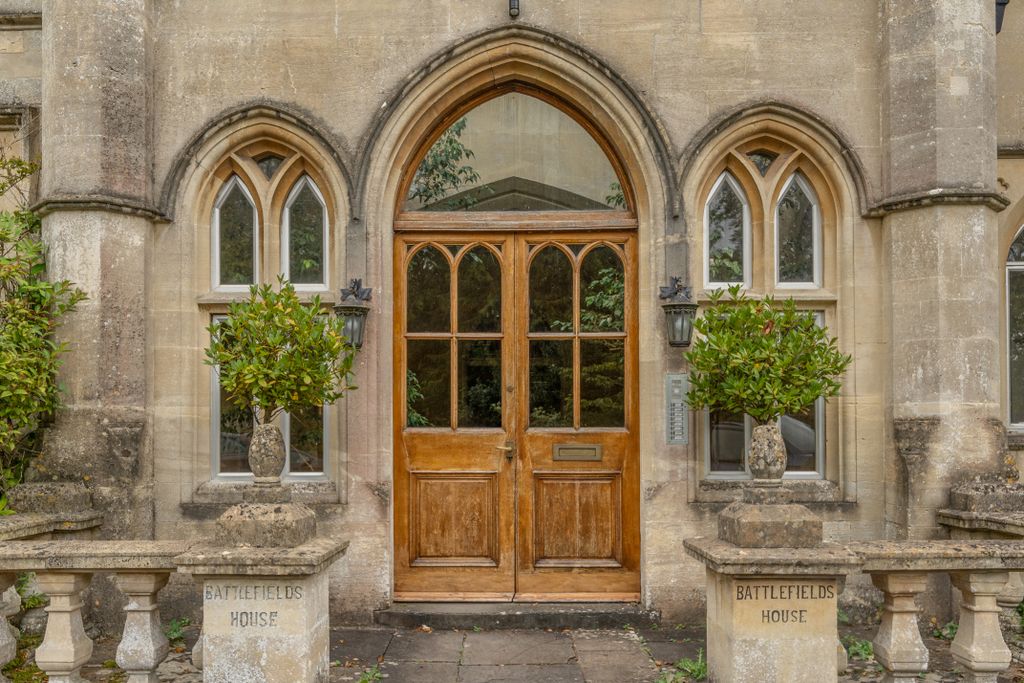 Property photo 2 of 20