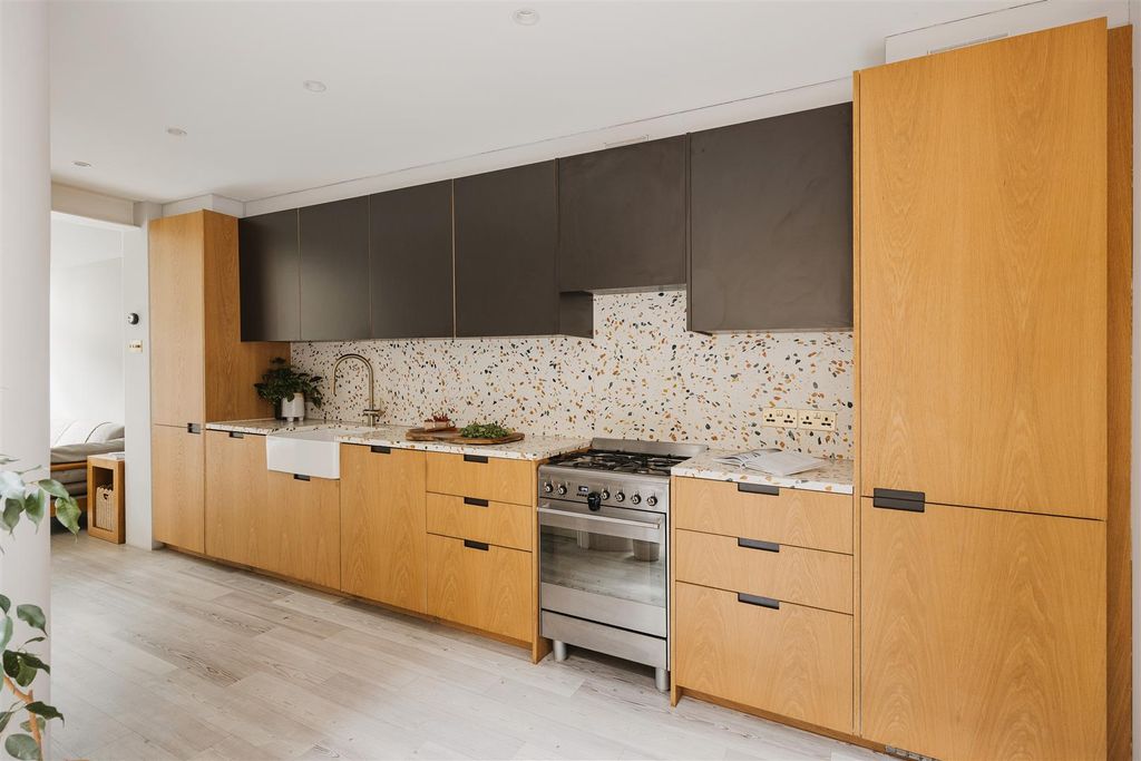 Property photo 2 of 45 Daisy Road, E18