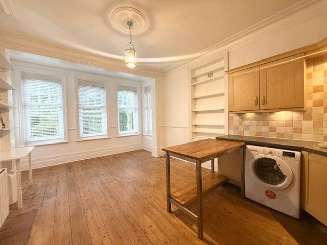 Property photo 2 of 8 Kitchen Lounge