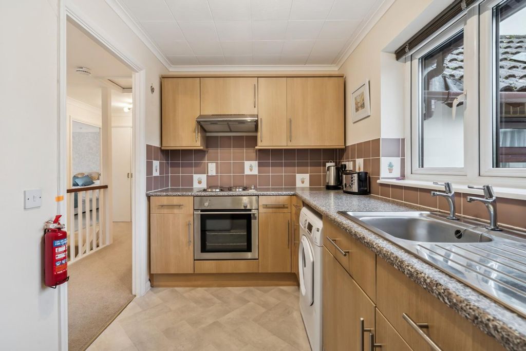 Property photo 3 of 18 Kitchen