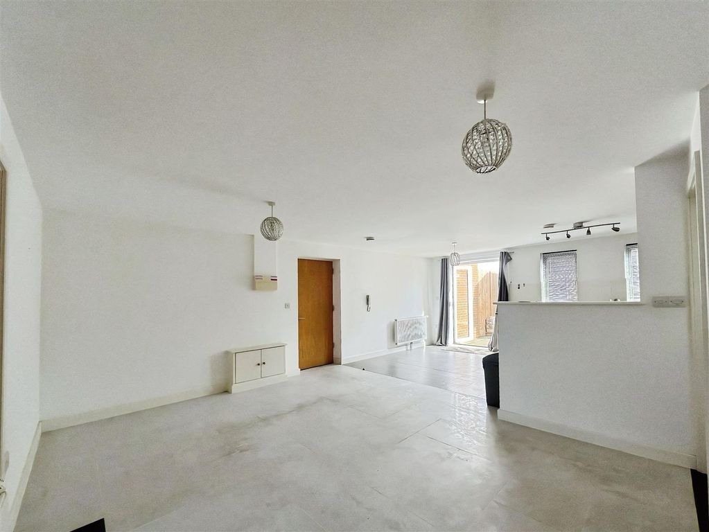 Property photo 2 of 8 Lounge.Jpeg