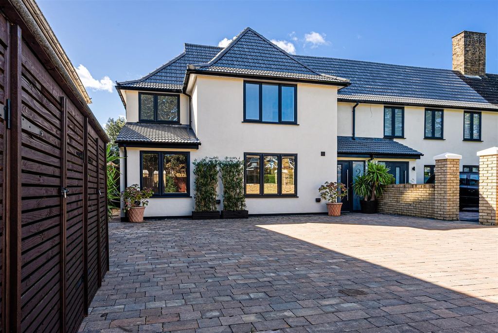 Property photo 1 of 10 Martin Way