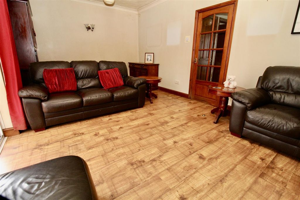 Property photo 3 of 19 Lounge