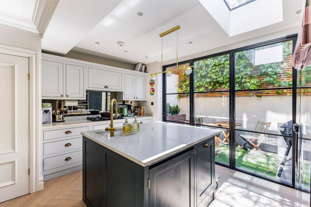 Property photo 1 of 13 Kitchen 1