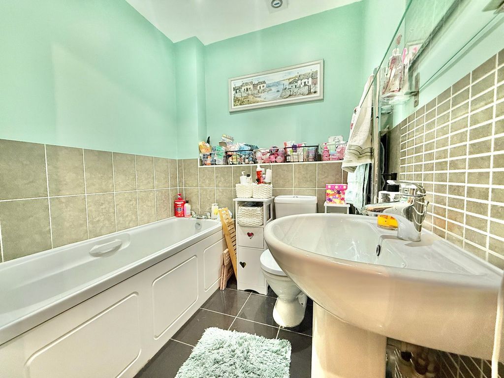 Additional image 9 of 2 bed flat for saleDonnington Court, Dudley DY1