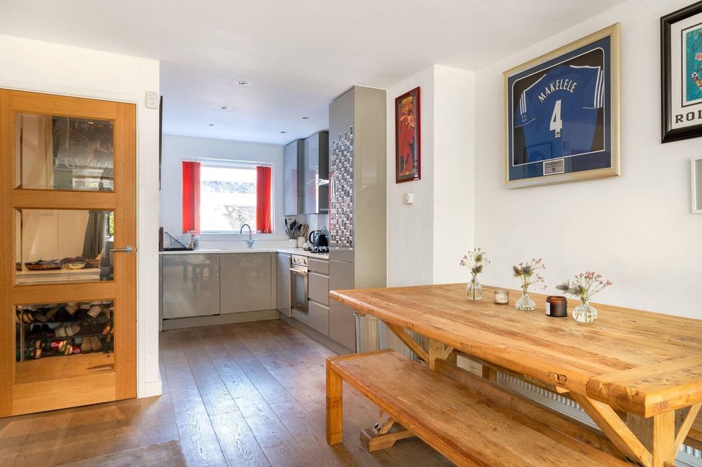 Property photo 3 of 8 Kitchen