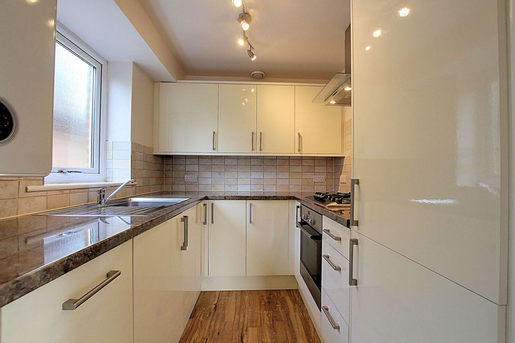 Property photo 3 of 6 Kitchen