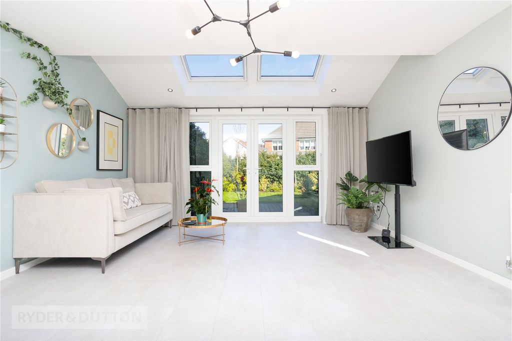 Property photo 3 of 30 Lounge