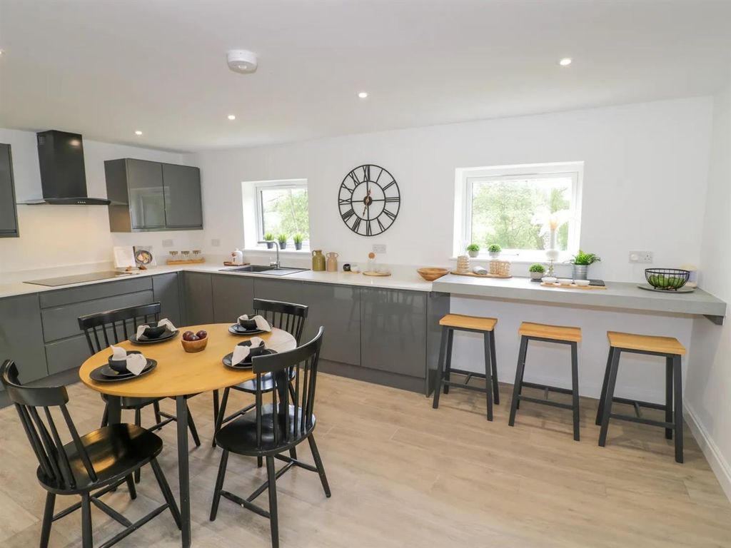 Property photo 3 of 41 Botterham House (14).Jpg