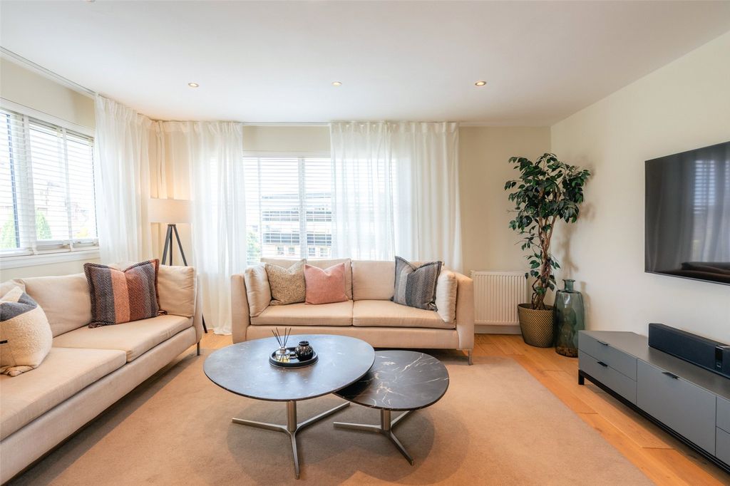 Property photo 2 of 27 Cramond Rd S 06