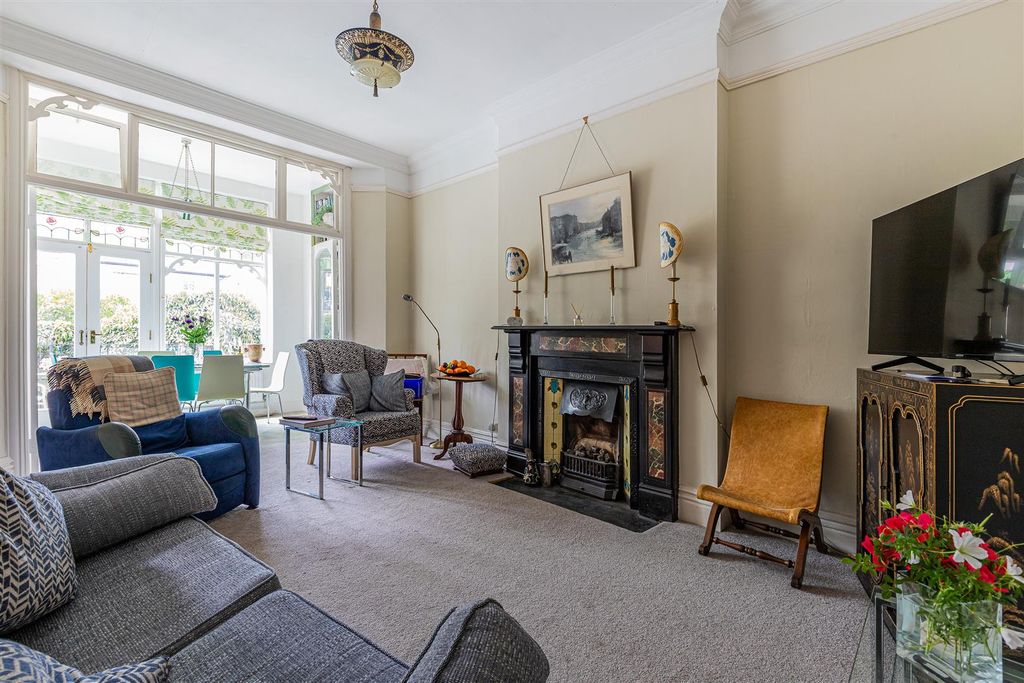 Property photo 3 of 37 Kimberley Road 80-33.Jpg