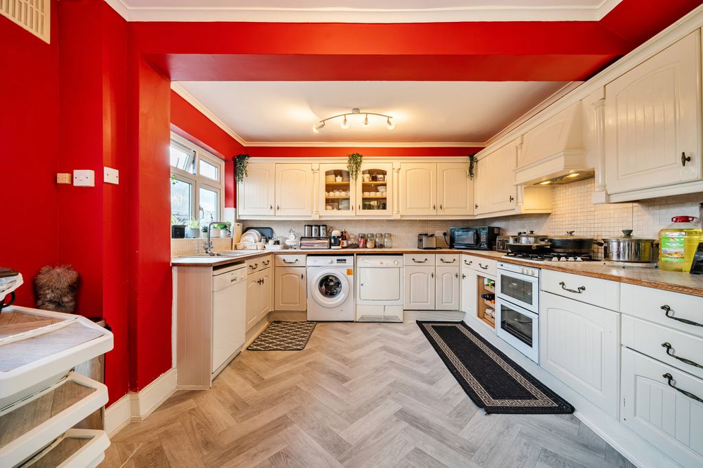 Property photo 3 of 25 Kitchen