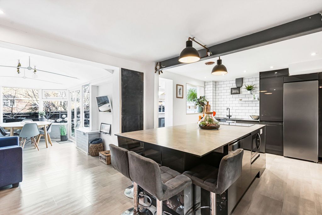 Property photo 3 of 17 Kitchen