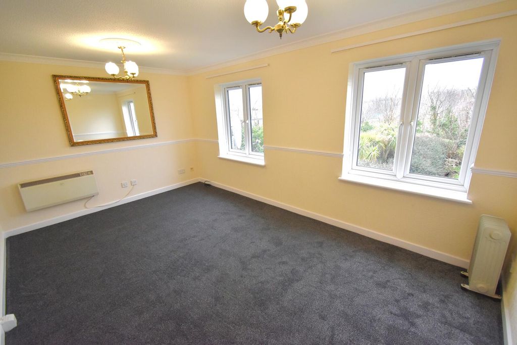 Property photo 3 of 6 Living Room