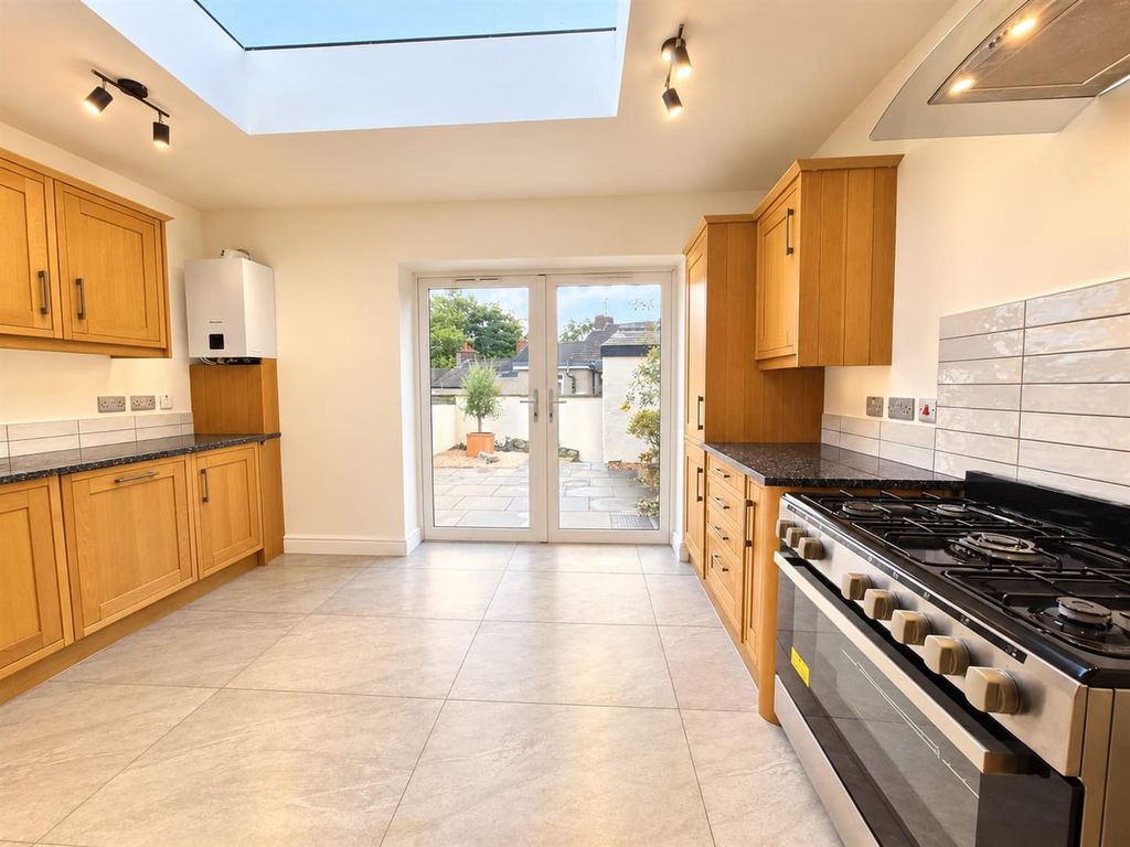 Property photo 3 of 15 21994.Jpg