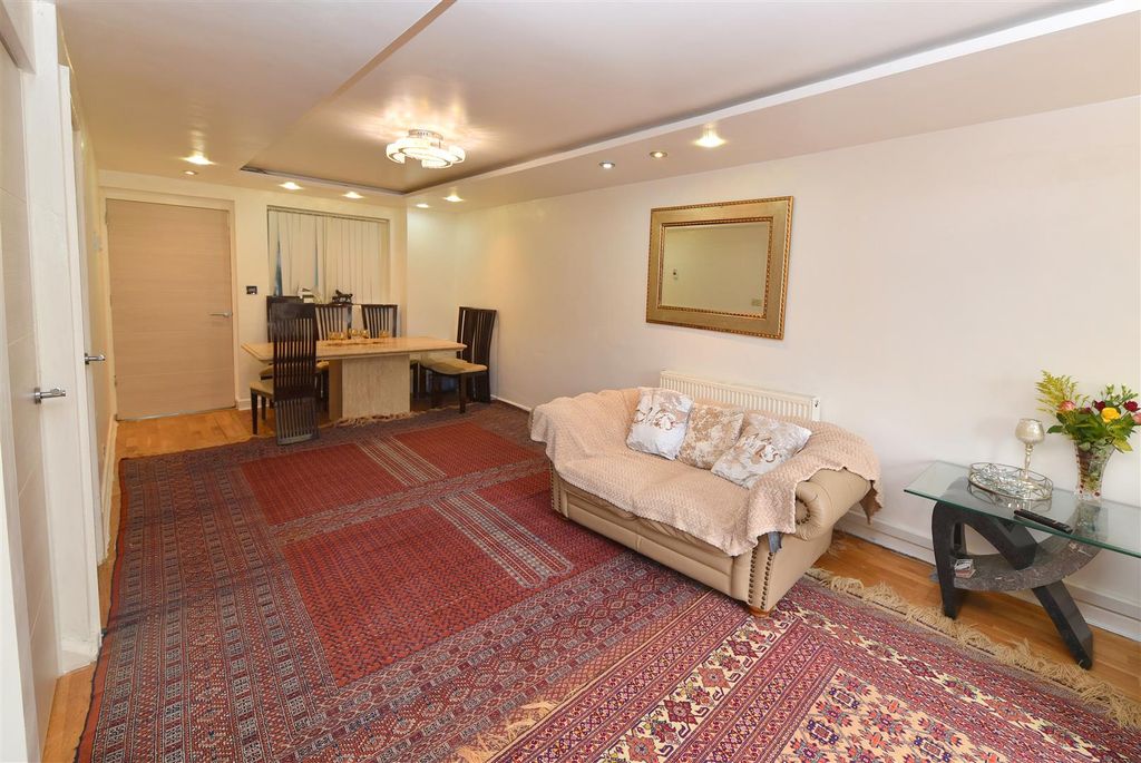Property photo 3 of 17 Living6.Jpg