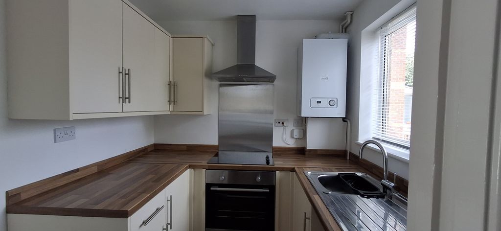 Property photo 3 of 10 Kitchen